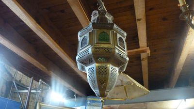 une lampe suspendue au plafond dans une pièce