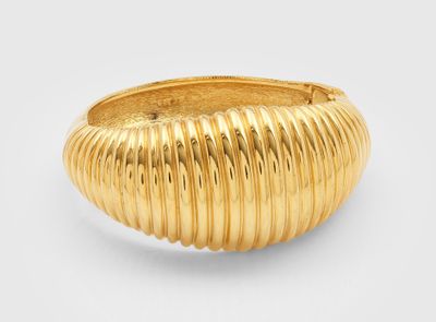 gros plan d'une bague en or sur fond blanc