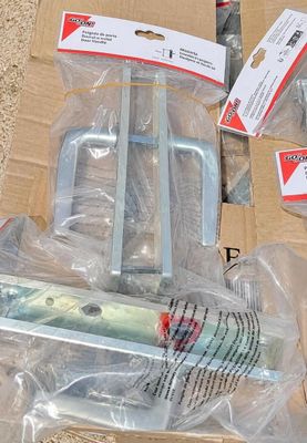 une boîte en carton posée par terre, sur laquelle se trouvent quelques outils