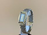 une photo d'une montre-bracelet pour femme posée sur un présentoir