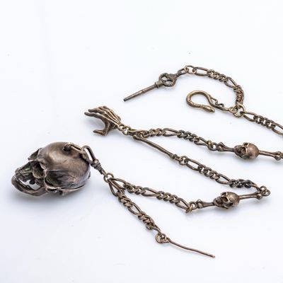 un collier orné d'un crâne et muni d'une chaîne