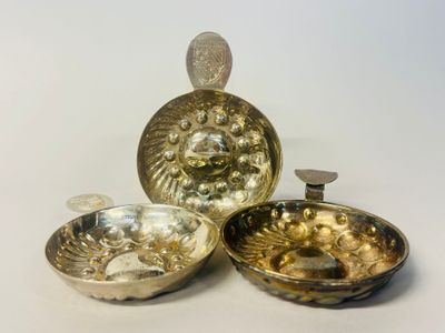 deux plats en argent et en or ornés d'une tête de lion sur le dessus