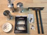 une table sur laquelle se trouvent plusieurs objets
