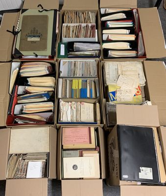 de nombreux cartons de livres posés sur le sol les uns à côté des autres