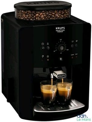 une machine à café Krups avec deux tasses de café posées devant