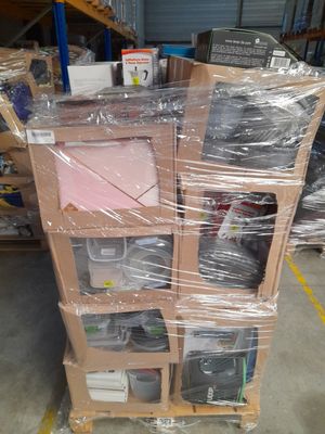 un chariot chargé de plusieurs cartons dans un entrepôt