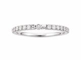 une alliance en or blanc sertie de diamants