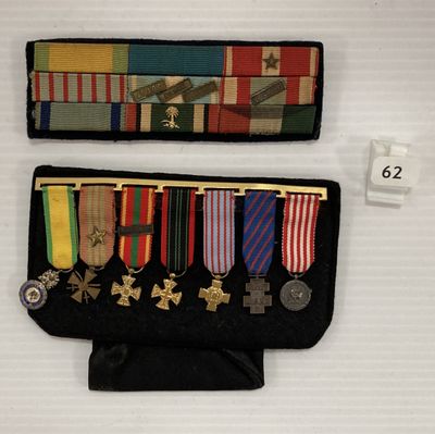 deux médailles militaires sont exposées dans une vitrine posée sur une surface blanche
