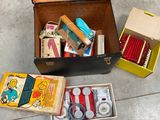une valise remplie de fournitures scolaires posée par terre
