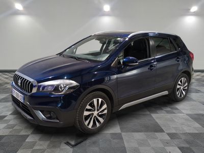 un SUV Mercedes bleu garé dans un garage au sol carrelé
