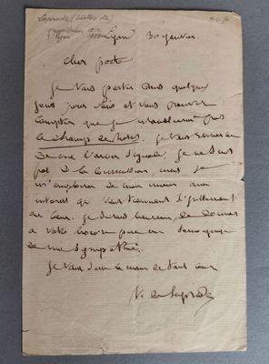 une vieille lettre manuscrite d'un homme qui écrit un poème