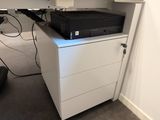 une armoire blanche sur laquelle est posé un ordinateur