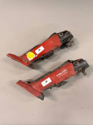 Deux outils rouges sont posés sur une surface blanche
