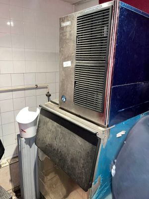 un homme qui se tient devant une machine