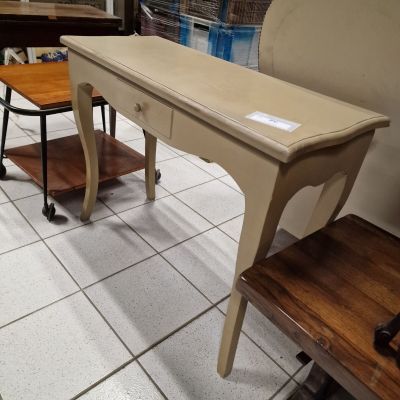 une petite table avec un tiroir, dans un magasin