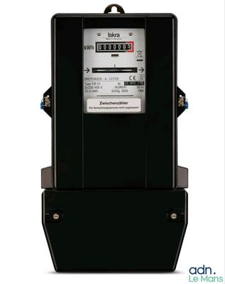 une image représentant un compteur électrique noir sur fond blanc