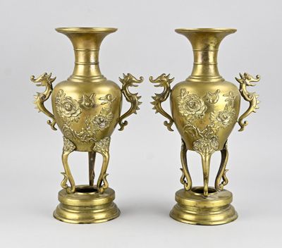 paire de vases anciens en laiton décorés d'oiseaux et de fleurs