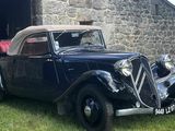 une voiture noire garée devant un bâtiment