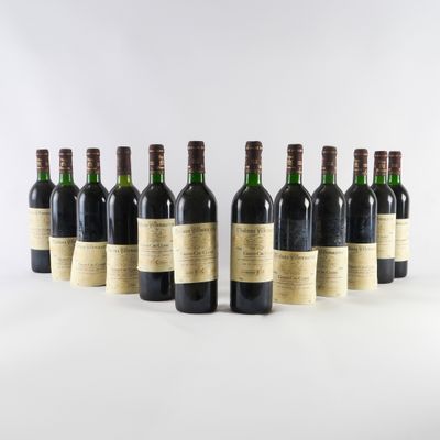un groupe de six bouteilles de vin assises les unes à côté des autres