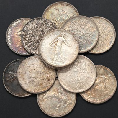 quelques pièces d'argent sont disposées sur une surface noire