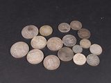 un tas de vieilles pièces de monnaie posées sur une surface noire