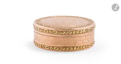 l'image d'une petite boîte en or sur laquelle repose une pièce de monnaie