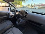 l'intérieur d'une petite voiture, avec son tableau de bord et ses commandes au volant