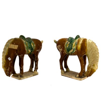 deux figurines de chevaux placées l'une à côté de l'autre