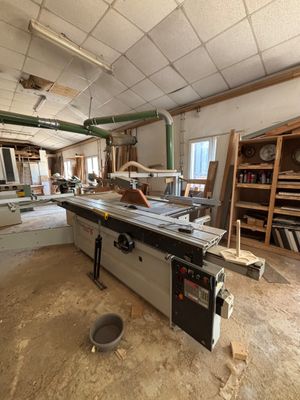 une photo d'un homme travaillant dans un atelier de menuiserie