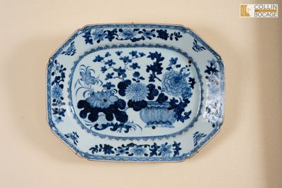 une assiette bleue et blanche ornée de fleurs et d'oiseaux