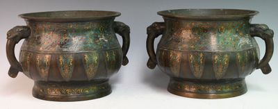deux vases munis d'anses de chaque côté