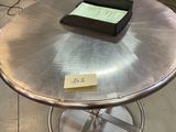 une table en métal sur laquelle se trouve un livre, dans une pièce