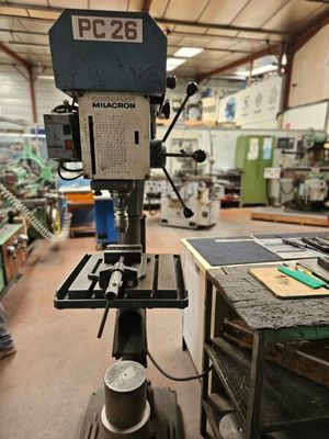 une machine placée au milieu d'une pièce