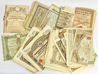 de nombreux vieux billets empilés les uns sur les autres sur une table