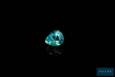 un diamant bleu sur fond noir