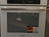 un four blanc exposé dans un magasin