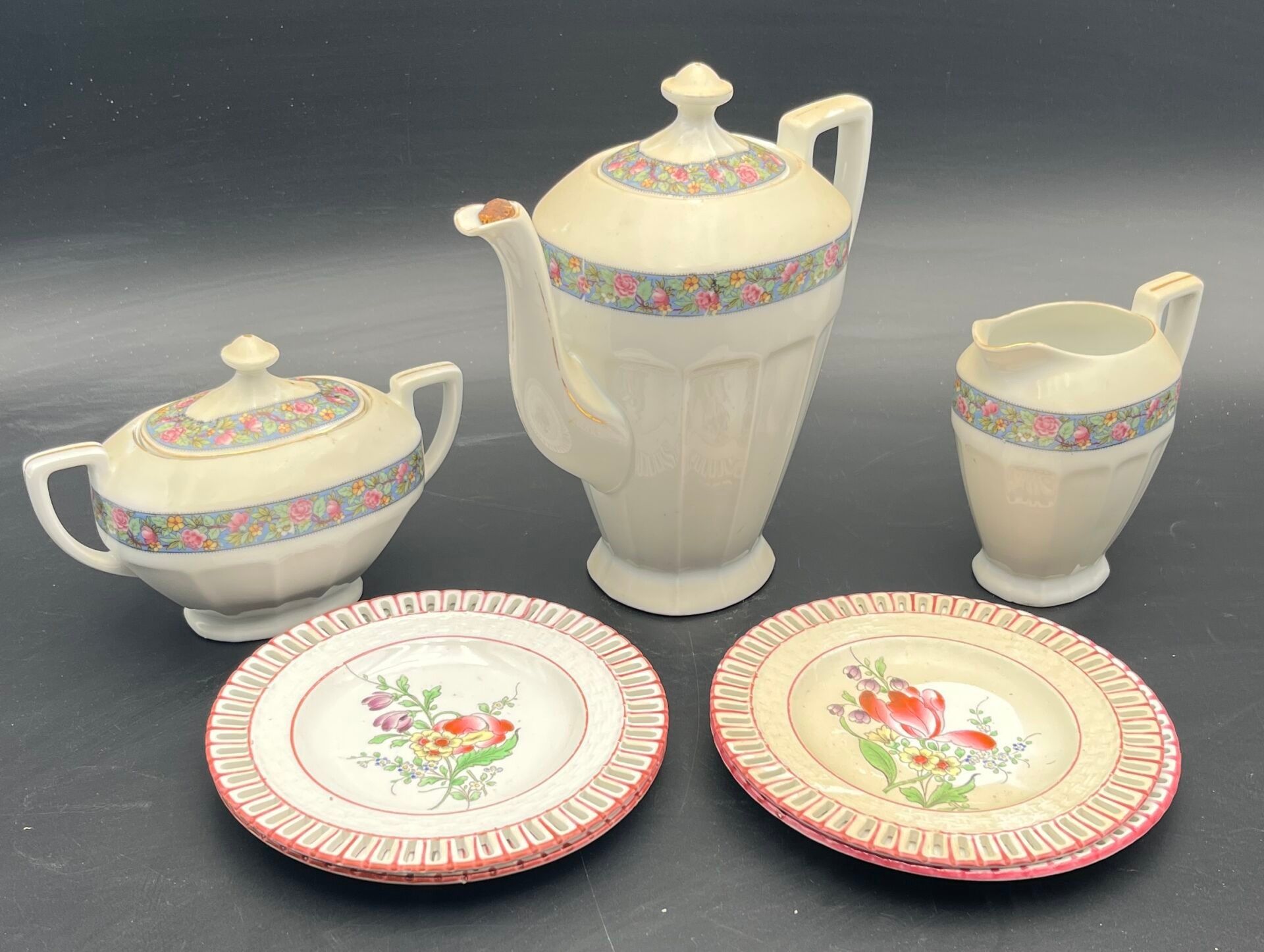 LUNEVILLE CHINA - CZECHOSLOVAKIA Ensemble de quatre soucoupes, d'une théière, d'un pot à lait et d'un sucrier en porc...