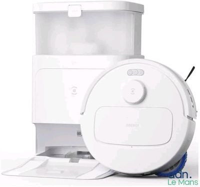 un robot blanc assis à côté d'une boîte blanche
