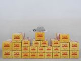 une pile de cartons jaunes avec une voiture en arrière-plan