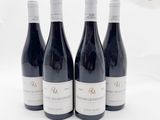 trois bouteilles de vin rouge sont alignées sur une surface blanche