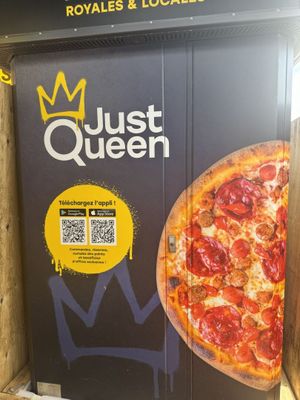 une pizza dans une boîte sur laquelle figure un code QR