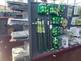 de nombreux articles à vendre sur les étagères du magasin