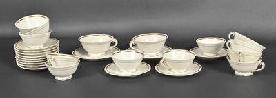 un grand nombre de tasses et de soucoupes sur une table