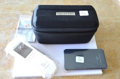 un téléphone portable et un étui posés sur une table