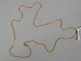 collier plaqué or composé d'une chaîne en or et d'un fil blanc