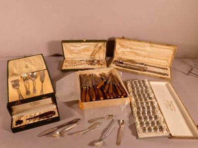 plusieurs types d'argenterie sur une table