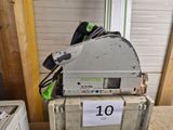 une machine posée sur une boîte