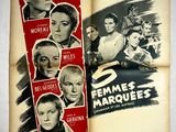 un livre ouvert sur lequel sont posées plusieurs affiches de cinéma