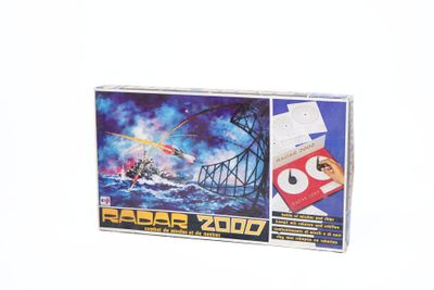 une photo représentant une partie de cartes avec un pont en arrière-plan