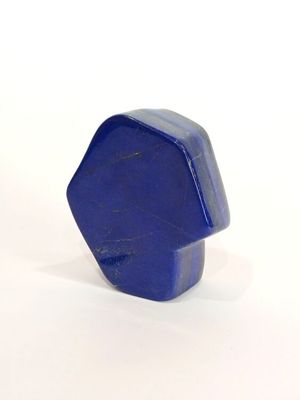 un gros plan d'un petit objet bleu sur une surface blanche
